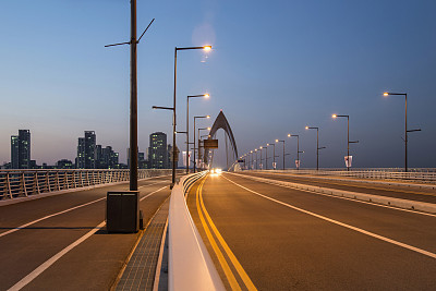 ¿Cuánta luz de calle LED de potencia es adecuada para un poste ligero de calle de 8 metros